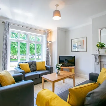 Spacious 5 Bedroom House *